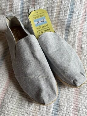 Toms Women’s Slip-On Espadrilles in Light Gray Canvas 9 regular width.